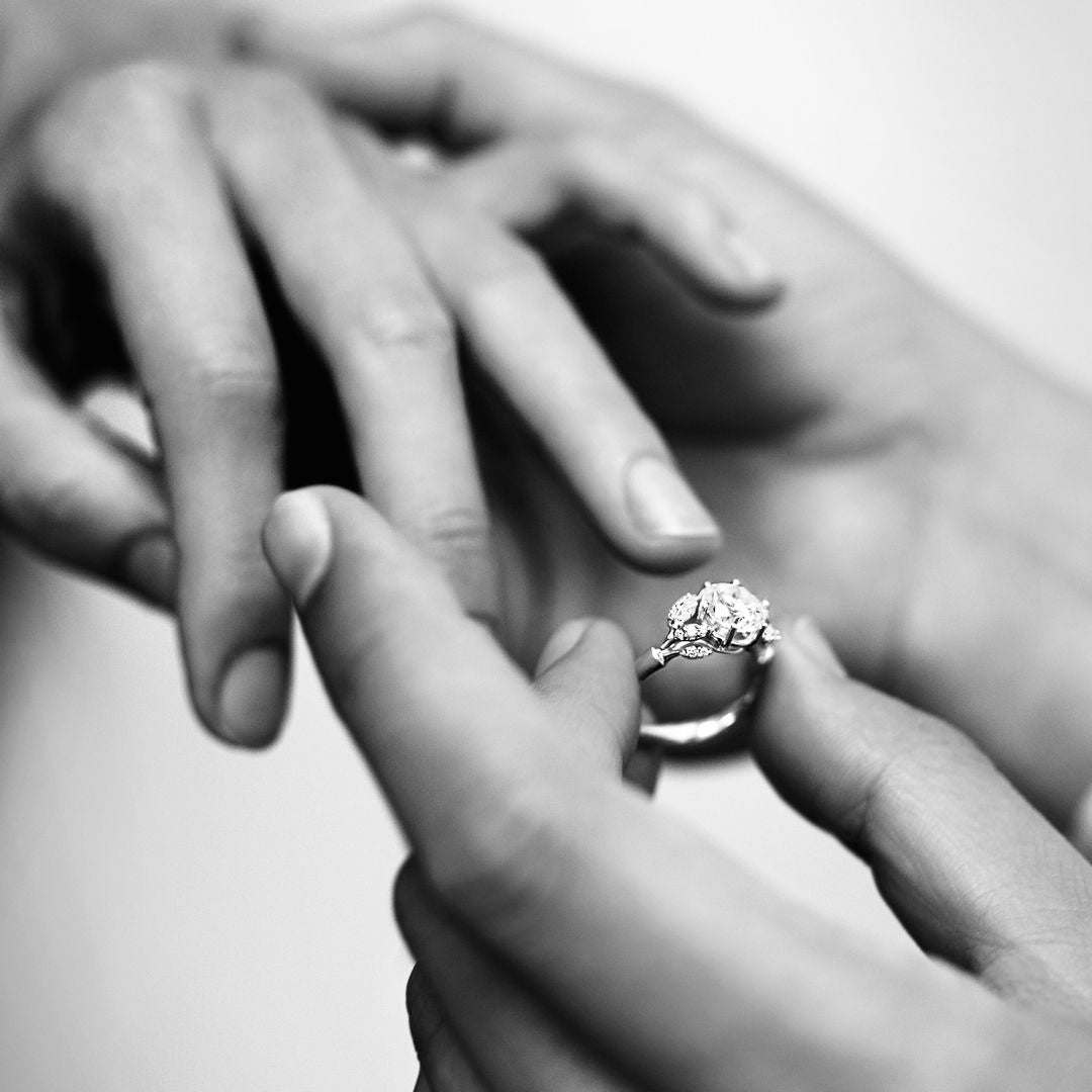 Winter Frost Solitaire 18K Gold Ring w. 23 Diamonds