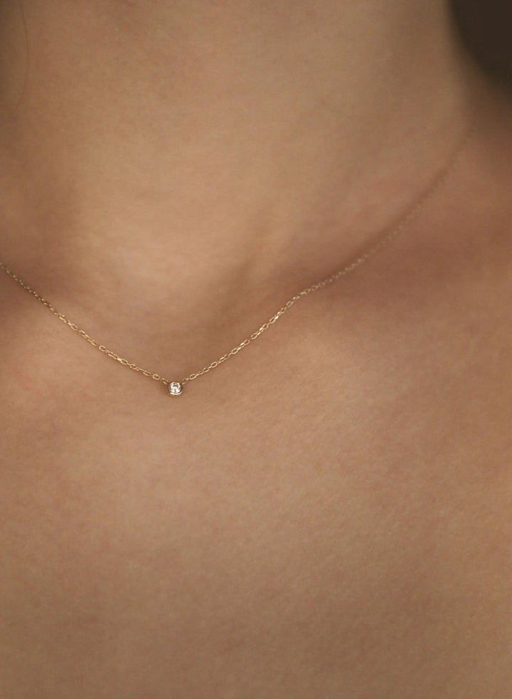 Punkt 18K Weißgold Halskette w. Diamant
