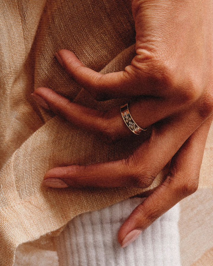 Dala Wide Diamond Scatter Band 9k Guld Ring m. Diamanter