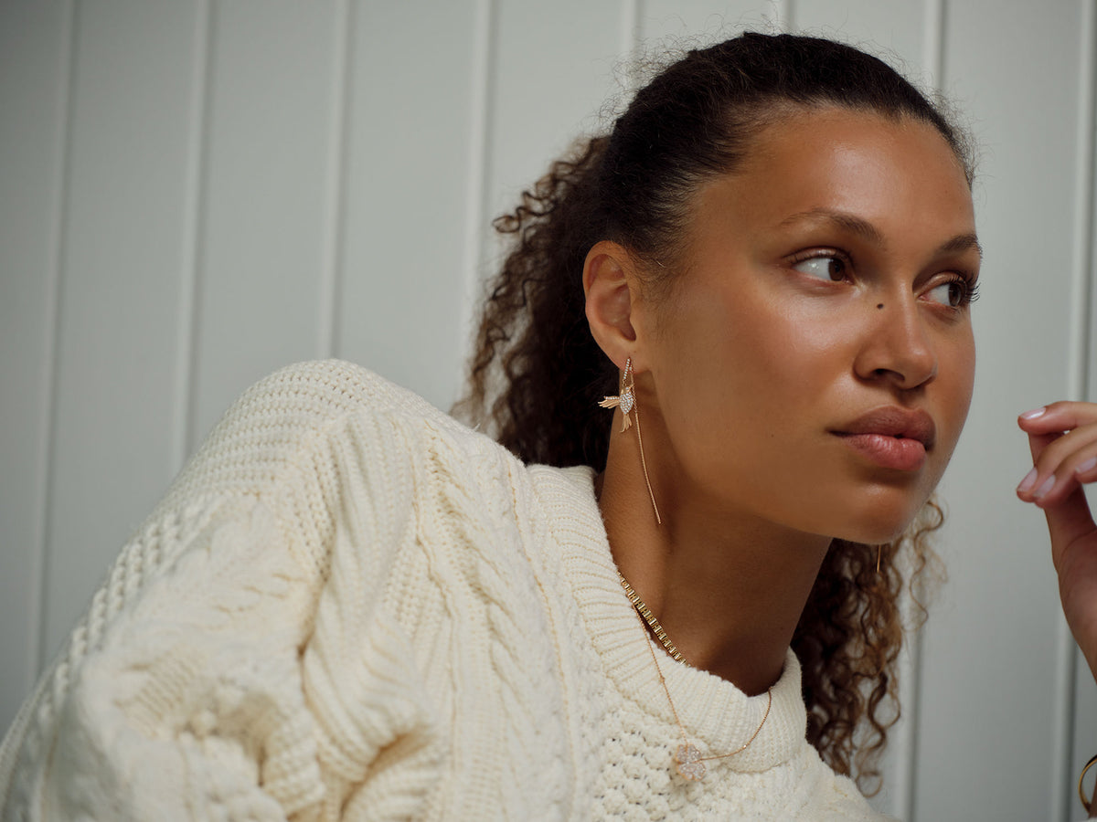 By Naila | 18K Gold, Whitegold or Rosegold Behind Ear Pendant w. Diamonds