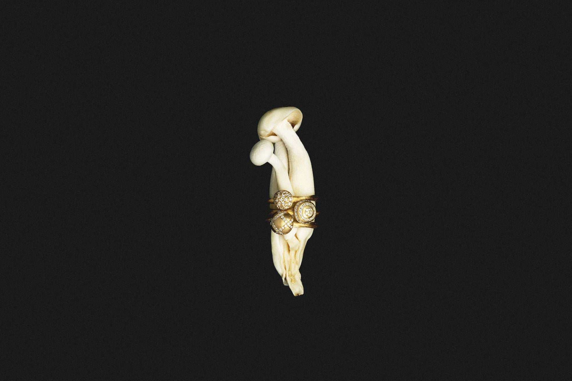 Big Mushroom Quilt 18K Gold Ring w. Diamonds