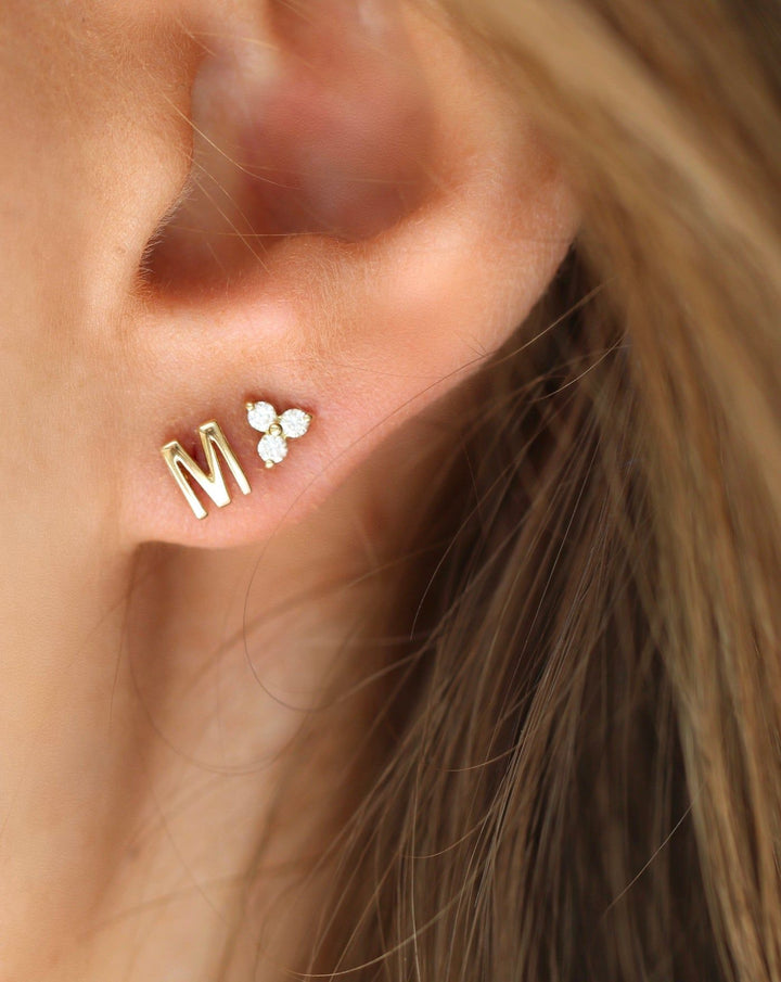 My V 18K Gold Stud w. Diamond