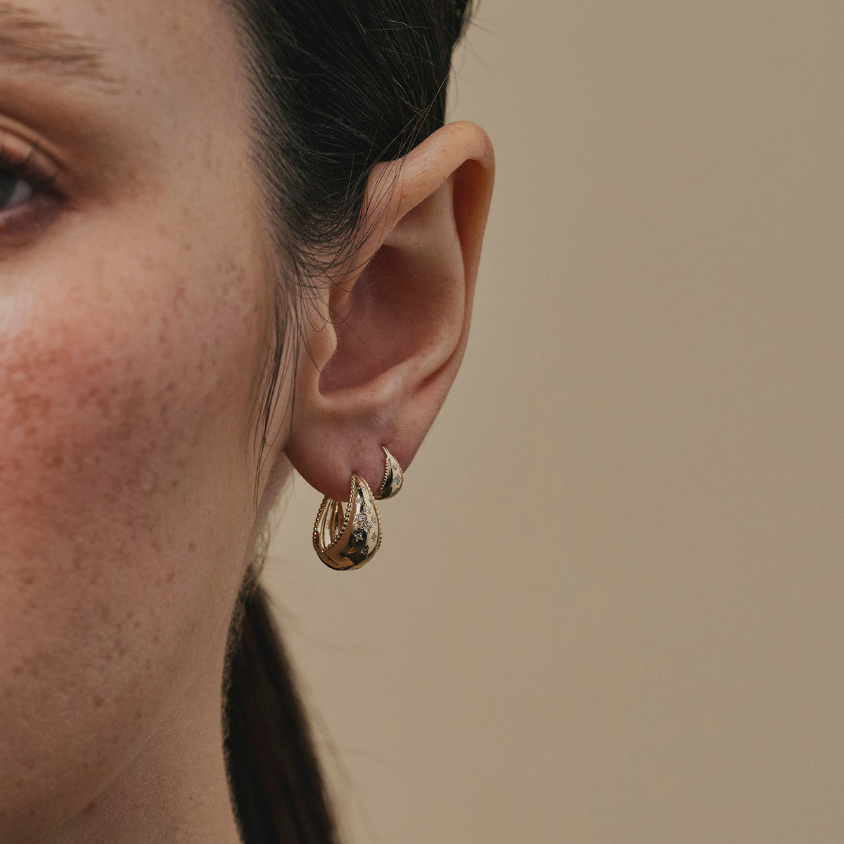 Large Dôme Diamond Scatter 9K Gold Hoops w. Diamond