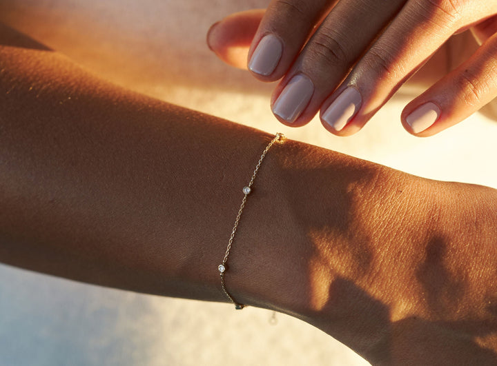 https://ik.imagekit.io/fzkghjurk1l/resize-external/https://storage.googleapis.com/shop_images/Akind/AKIND_StationDiamondBracelet_2.jpg?tr=w-2000,h-2000,c-at_max,f-jpg,bg-white