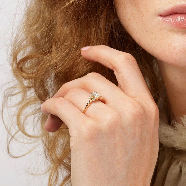 Winter Frost Solitaire 18K Gold Ring w. 11 Diamonds