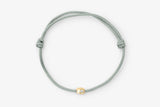 https://ik.imagekit.io/fzkghjurk1l/resize-external/https://storage.googleapis.com/shop_images/Akind/Akind_armband_2_gra%CC%8A_1_2000px.jpg?tr=w-2000,h-2000,c-at_max,f-jpg,bg-white