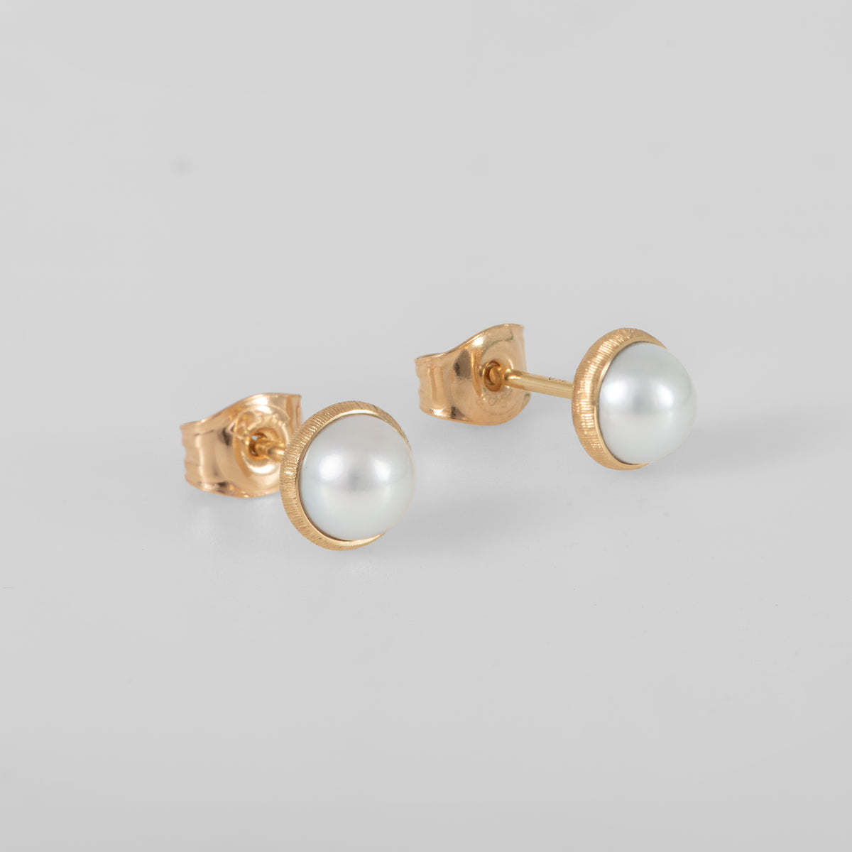 Lotus 18K Gold Studs w. Pearls