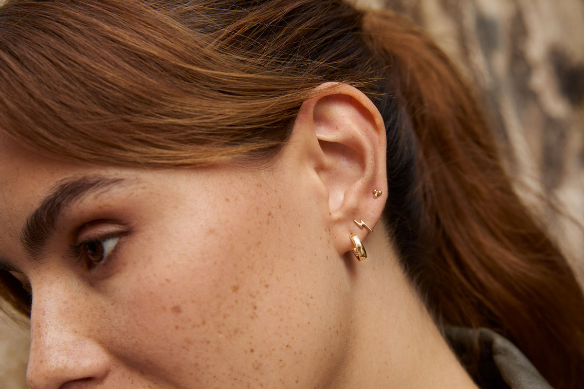 Drei Punkt 14K Gold Stud