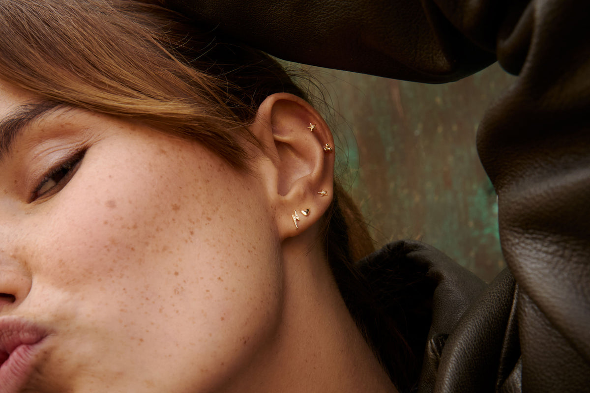 Drei Punkt 14K Gold Stud