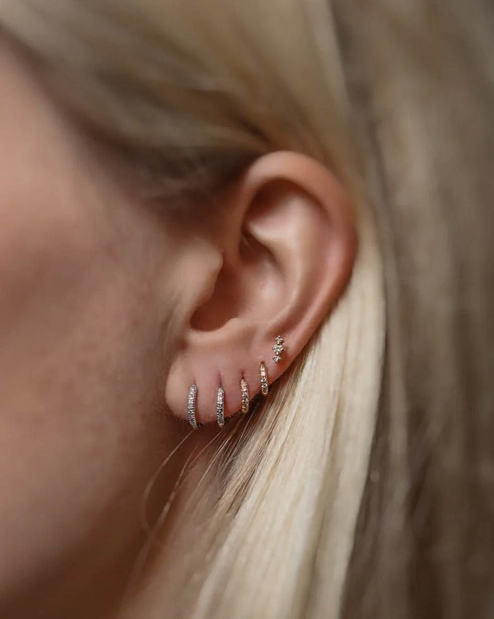 Signature 4mm 18K Guld, Hvidguld eller Rosaguld Huggie m. Diamanter