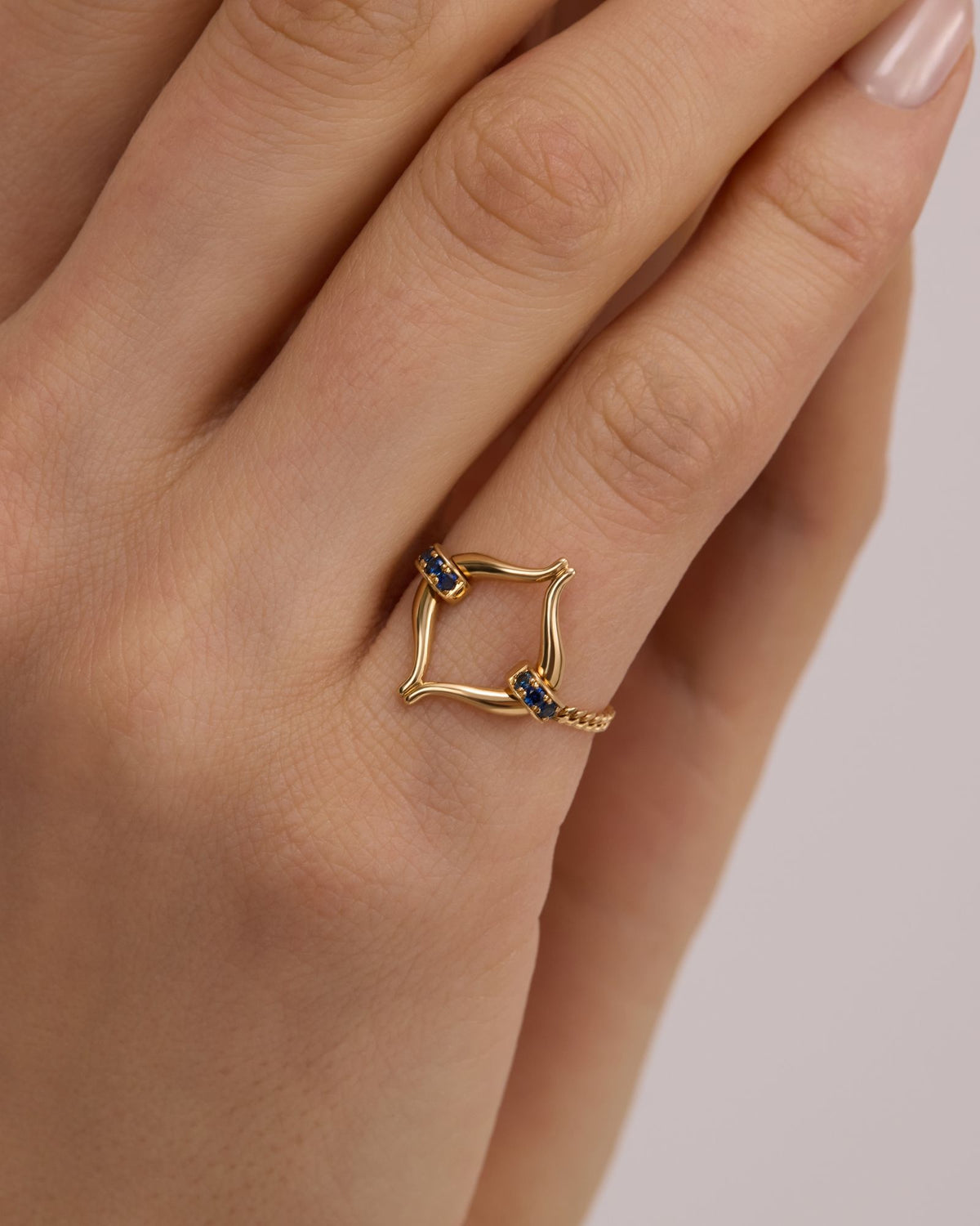 Eboris Link 18K Gold Ring w. Blue Saphires