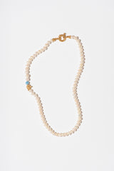 Les Meres | The Small Classic Blue Stripes Gold Plated Necklace w. Pearls