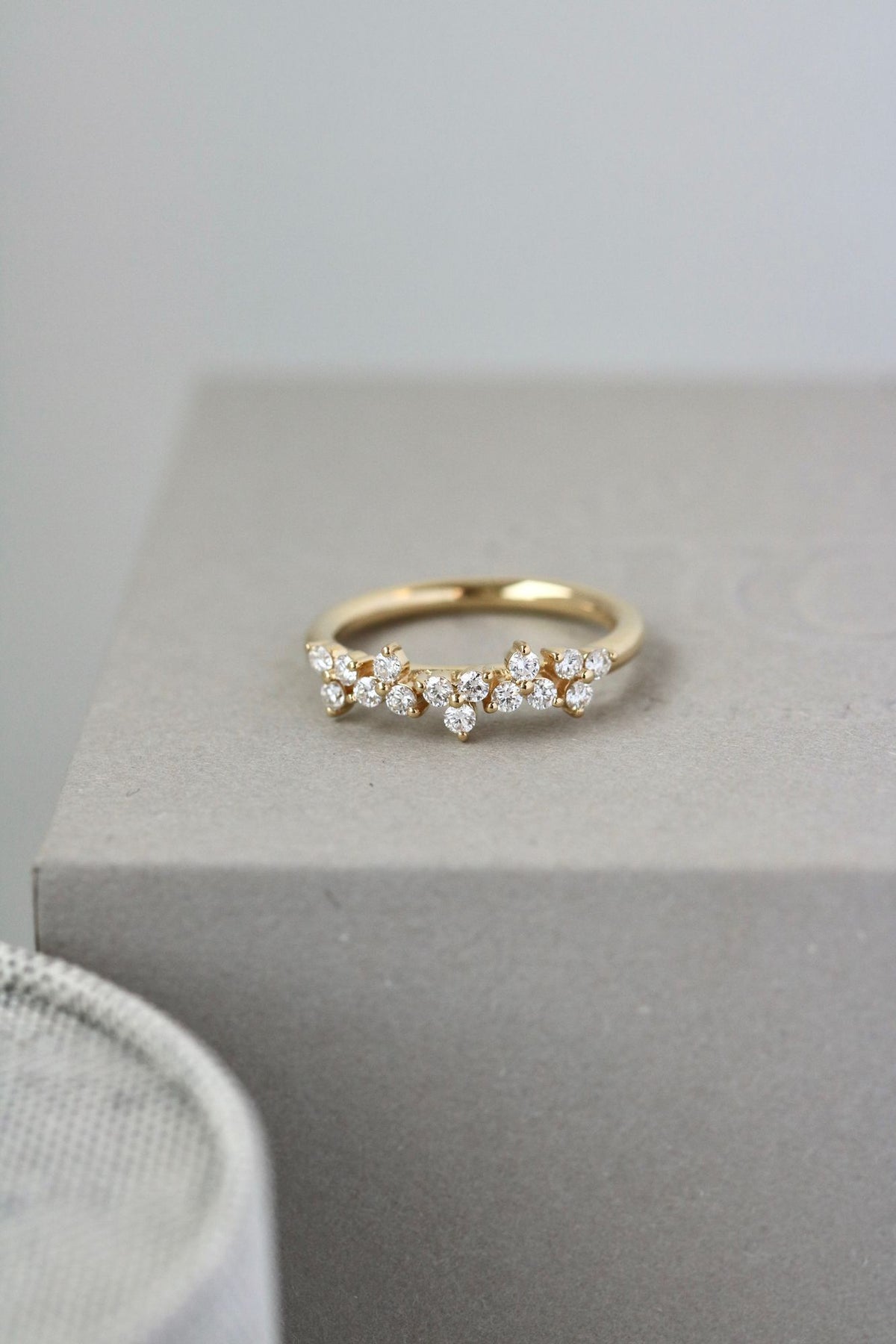 Fryd 18K Gold Ring w. 16 Diamonds