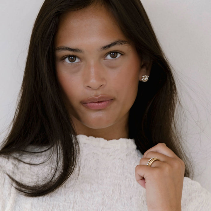 Frosty 18K Gold Studs w. 24 Diamonds