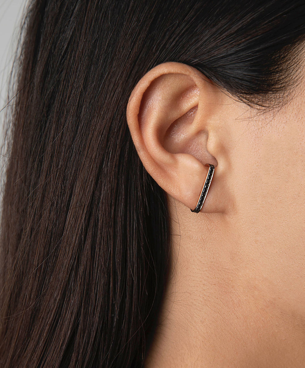 Linear 18K Gold, Whitegold oder Rosengold Ohrring w. Schwarze Diamanten
