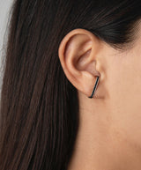 Linear 18K Gold, Whitegold oder Rosengold Ohrring w. Schwarze Diamanten