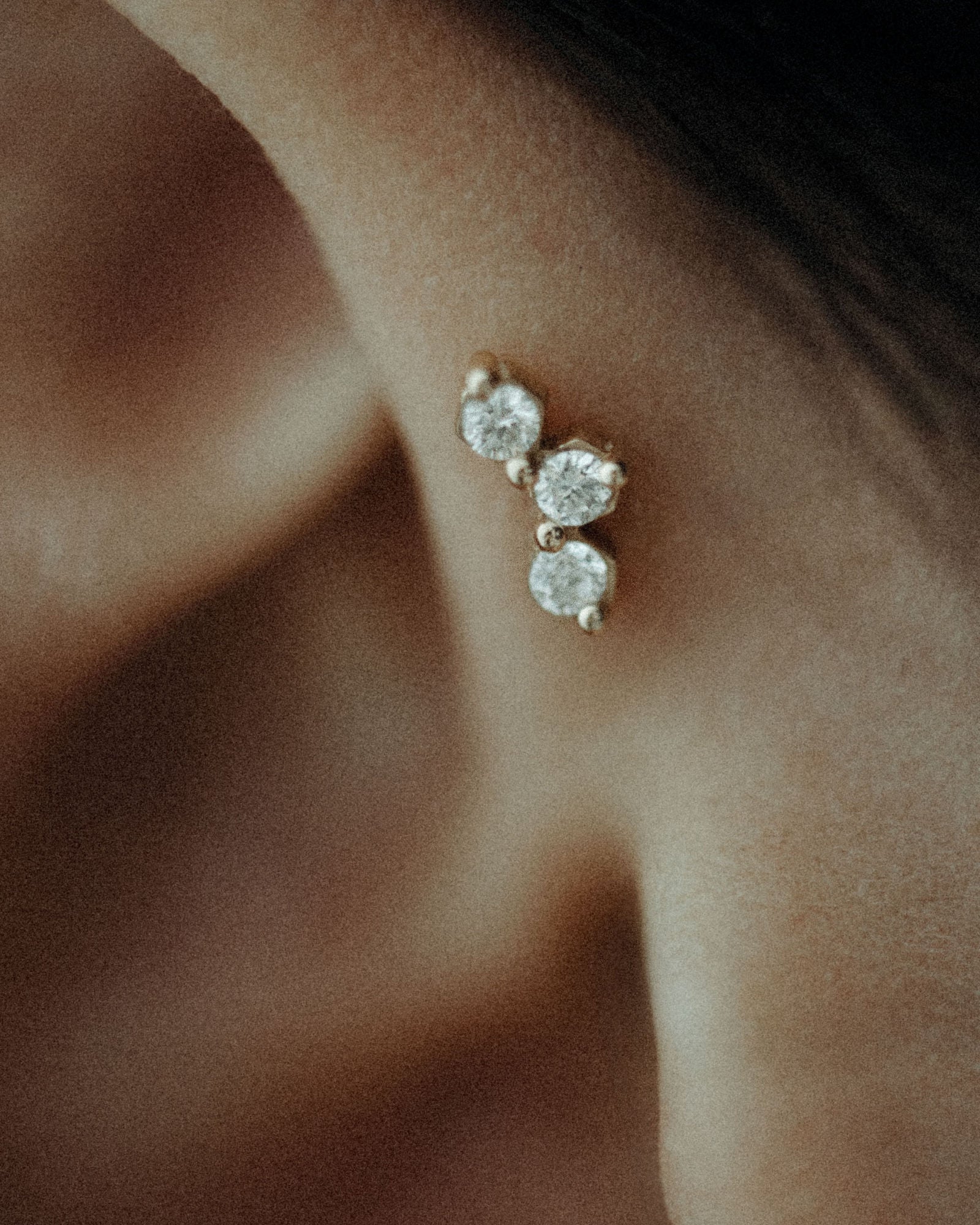 Honey I'm Home Labret 14k Whitegold Ear Piercing w. Diamonds