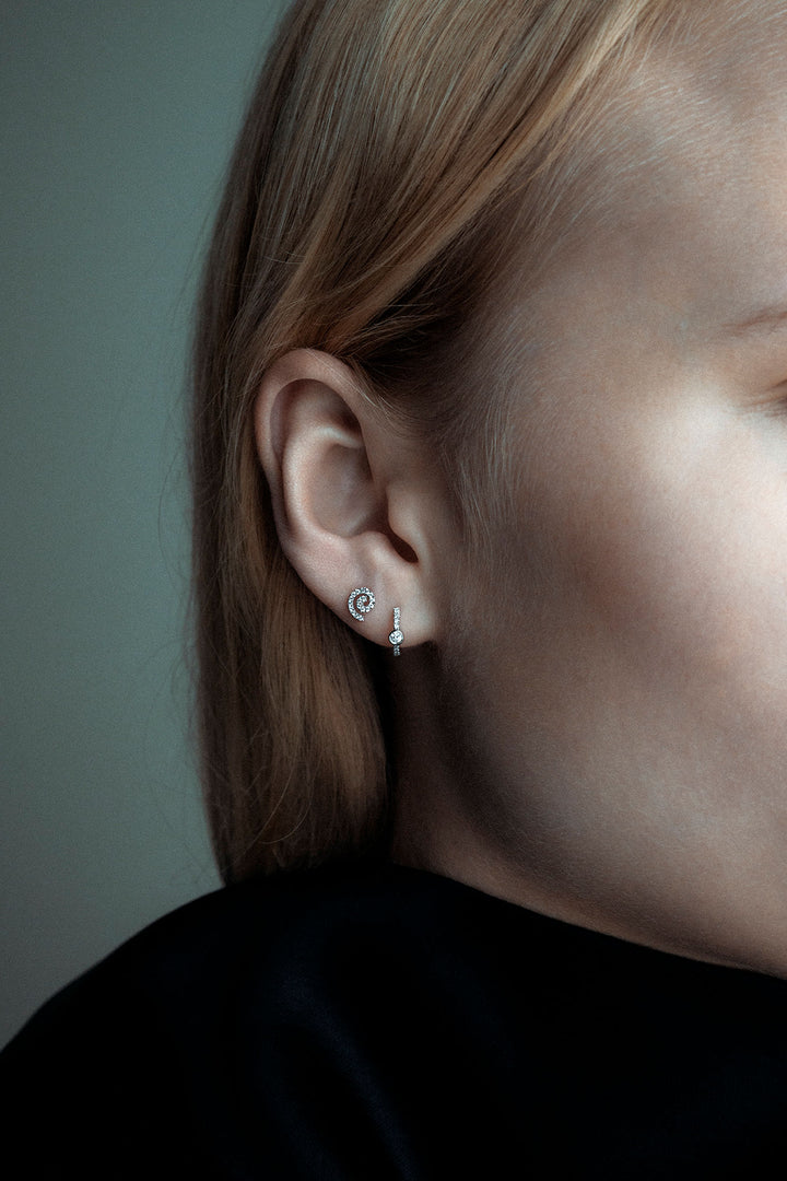 Swirl Labret 14k Gold Ear Piercing w. Diamonds