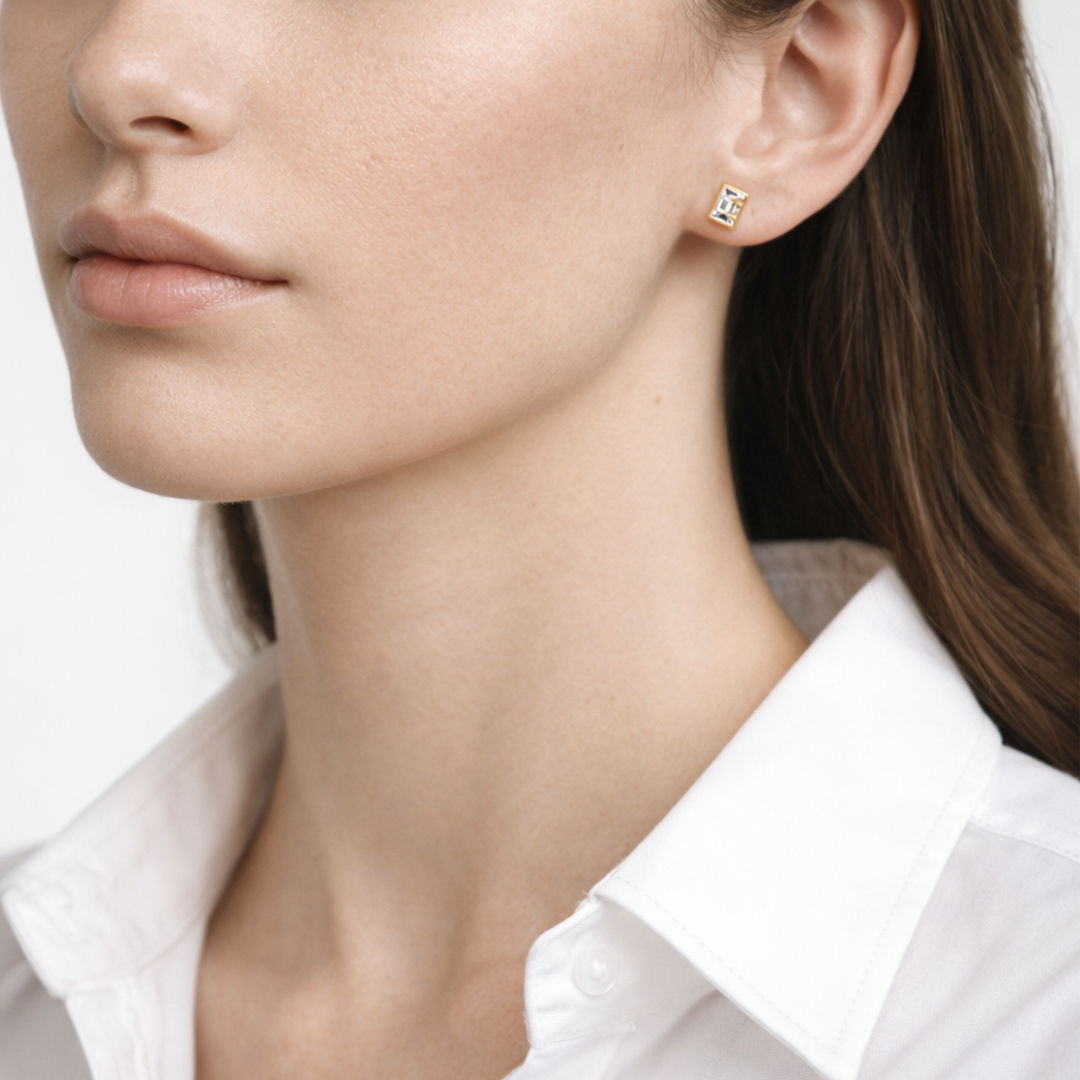 Alphabet Initial E 18K Gold, Whitegold or Rosegold Stud Earrings w. Solitaire Lab-Grown Diamond