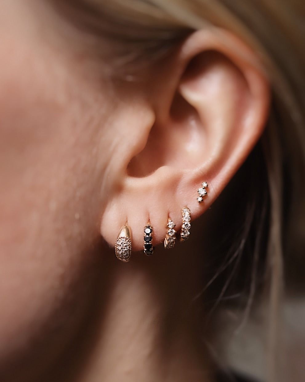 Black Diamond Thickie 18K Gold, Whitegold or Rosegold Huggie w. Diamonds