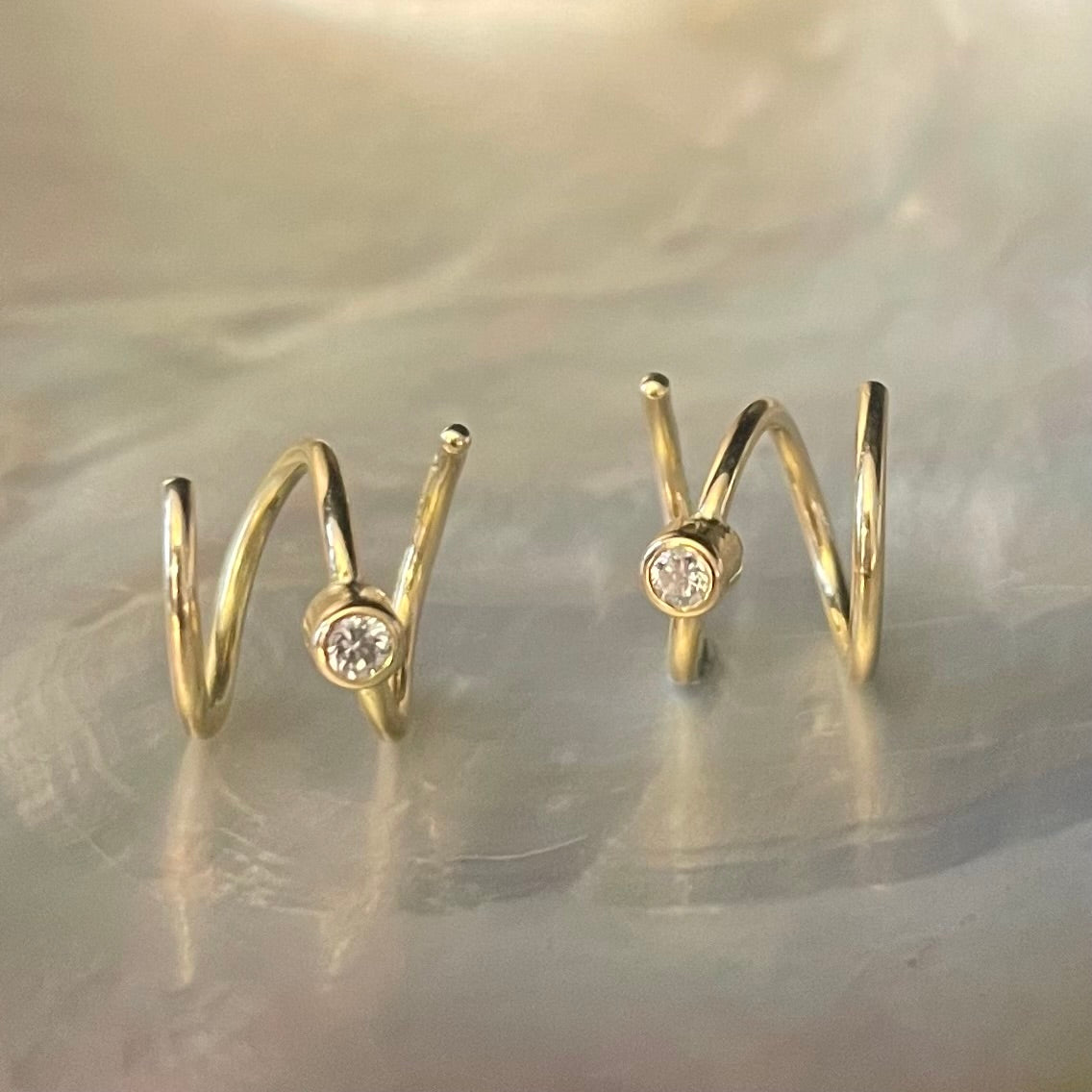 Spiral 18K Gold Earrings w. Diamond