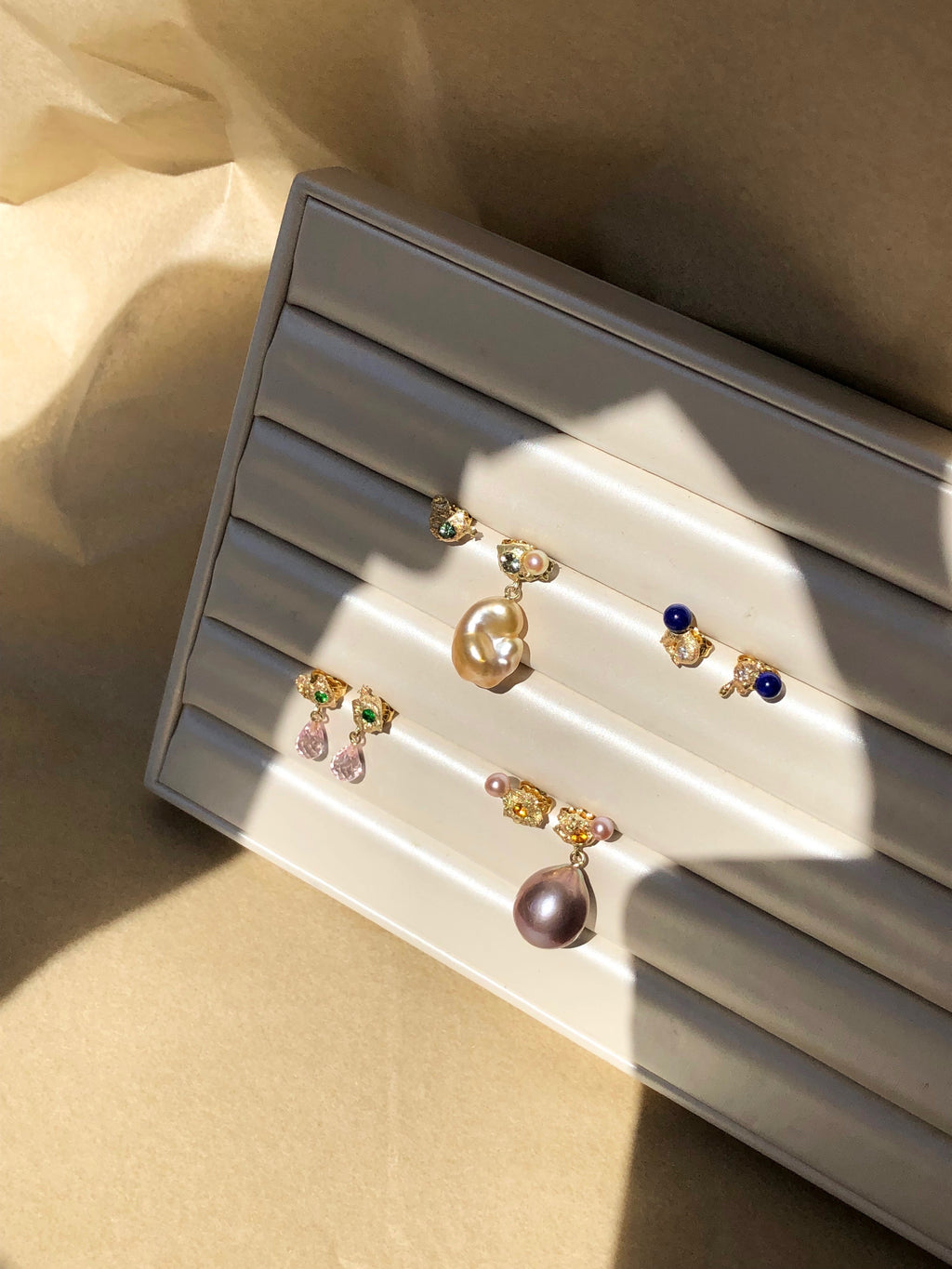 Sun melted 14K guld Studs m. perler & safir