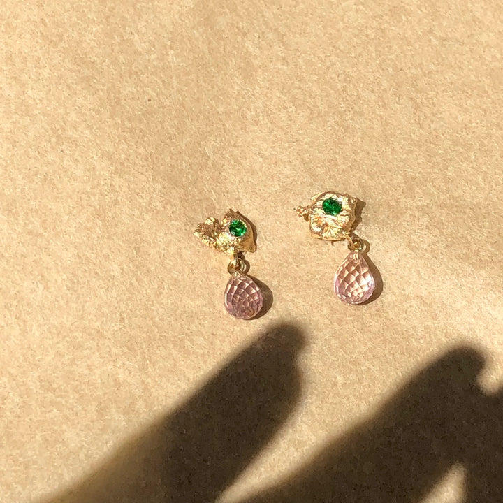 Sun Melted OhrsteckerOhrstecker aus 14K Gold I Perle, Morganit & Tsavorit