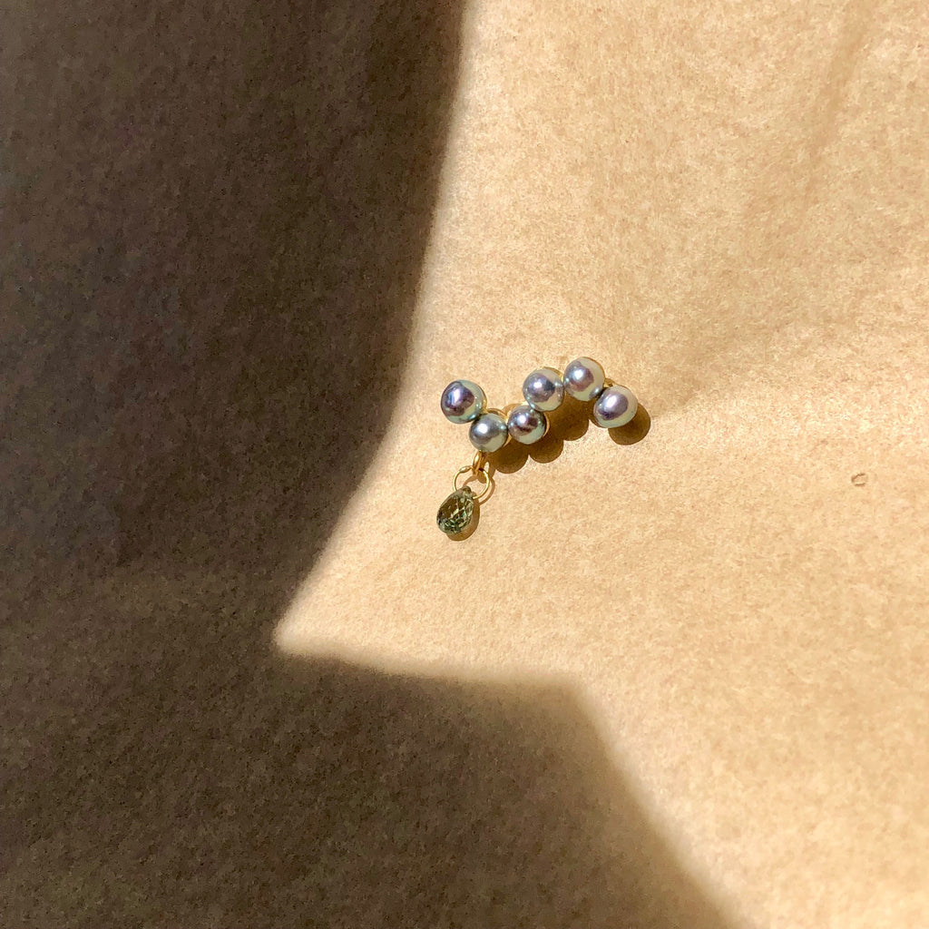 Fine Curves 18K guld Stud m. perler & grøn safir