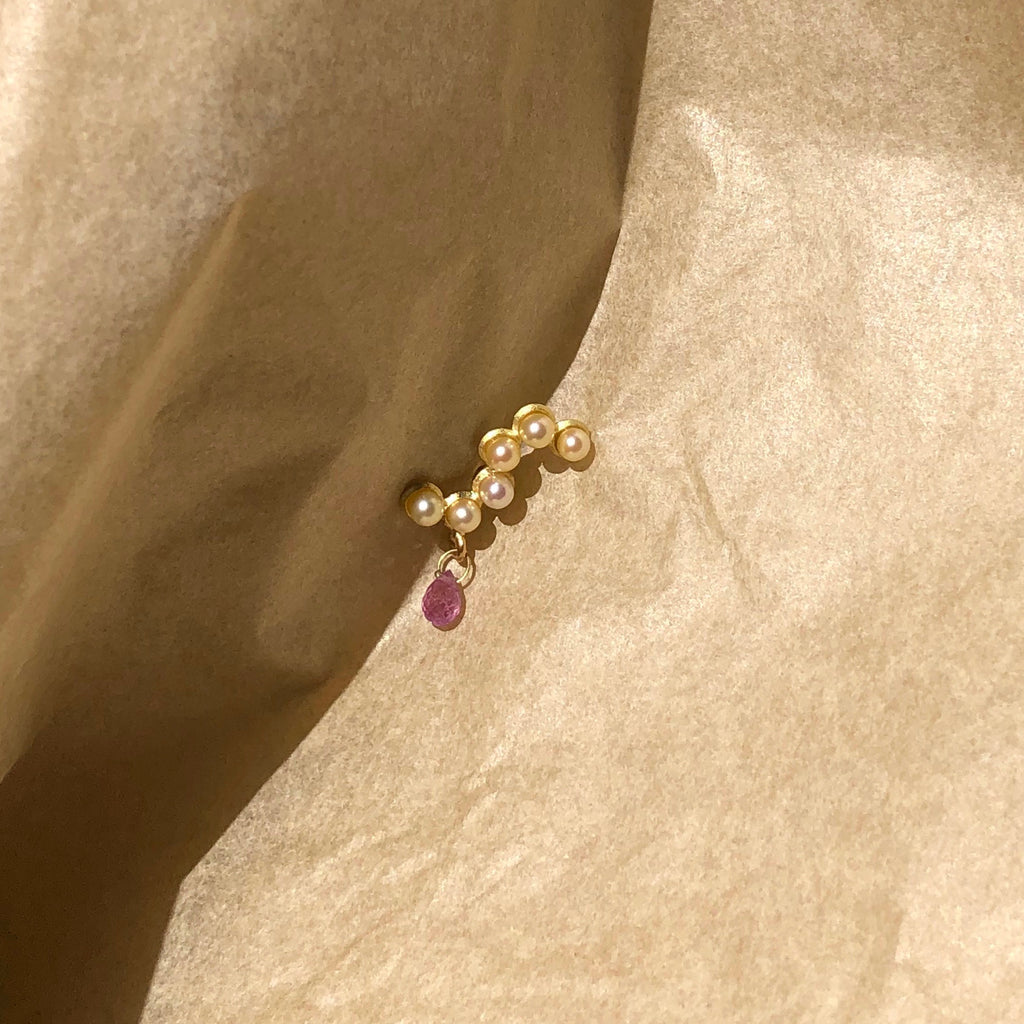Fine Curves 18K guld Stud m. perler & pink safir