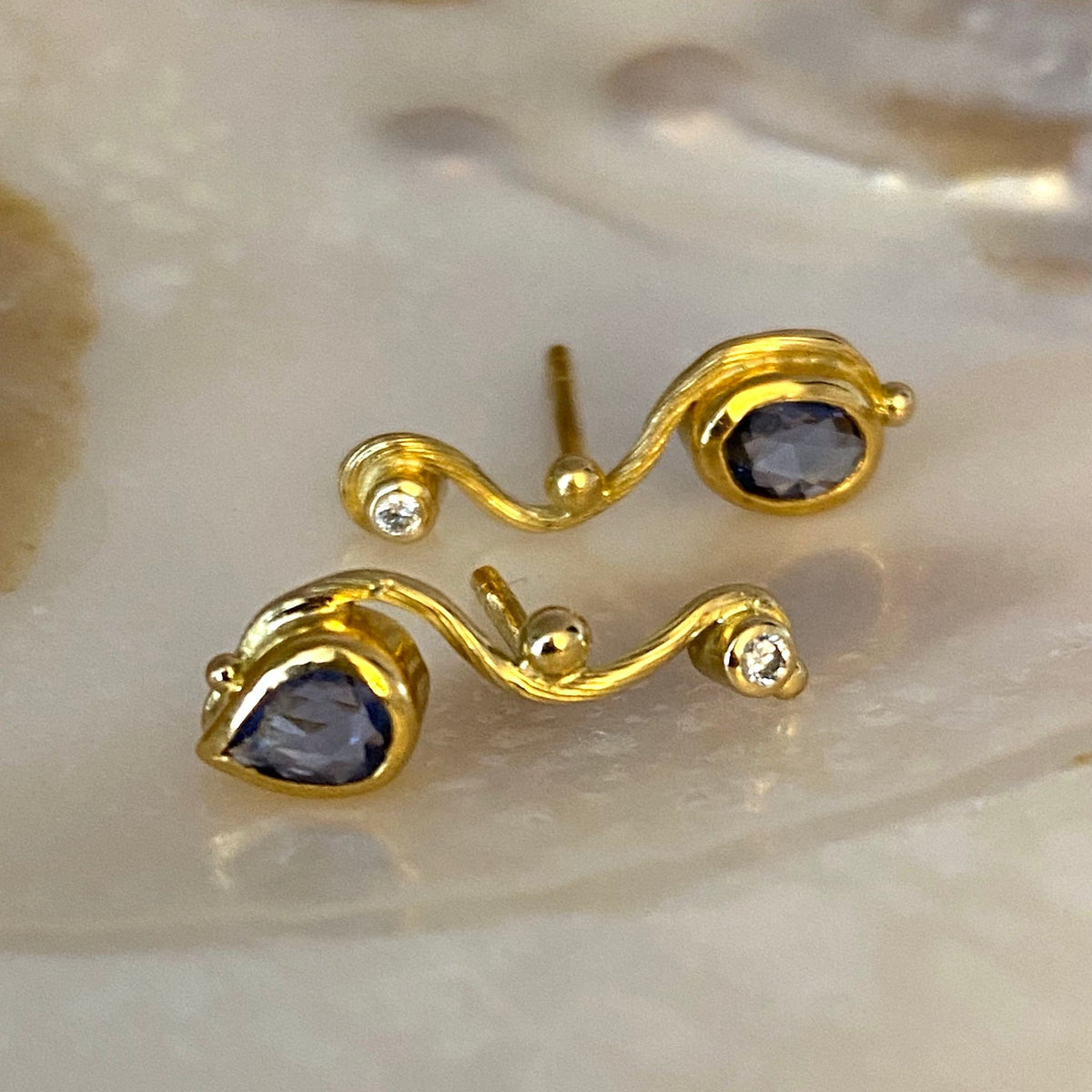 Seafire 18K & 22K Guld Ørering m. Mørkeblå Safir & Diamant