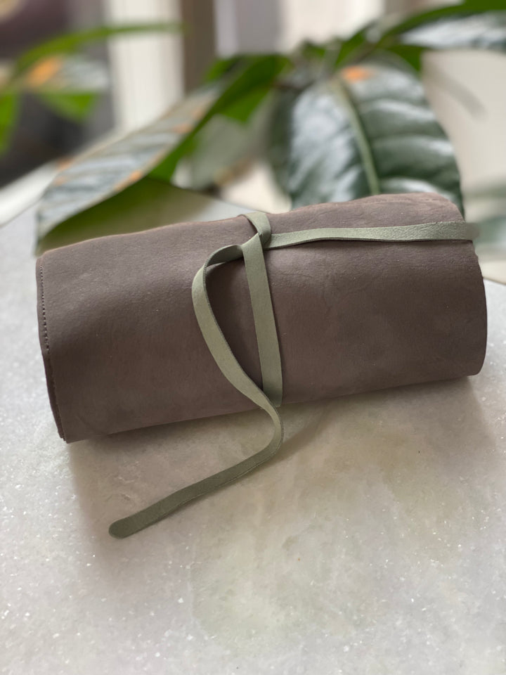 August Sandgren | Juwelen-auf-the-Go-Grau