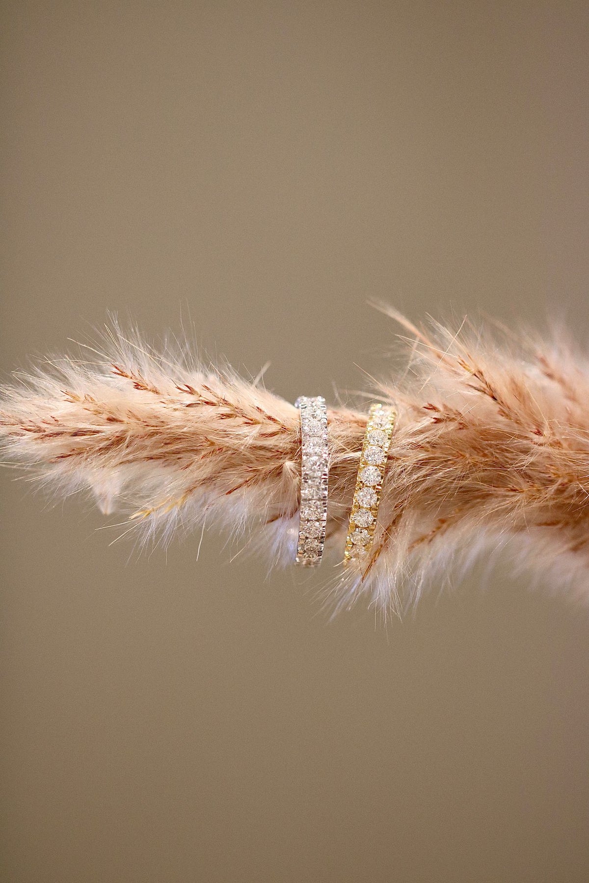 Her Classic 18K Gold Ring w. Diamonds
