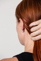 IX Reese Silver Huggie Ohrring