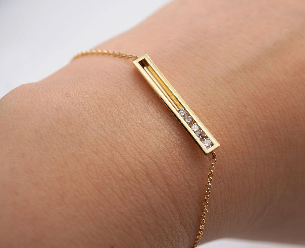 Moving 5 18K Gold Bracelet w. Diamonds