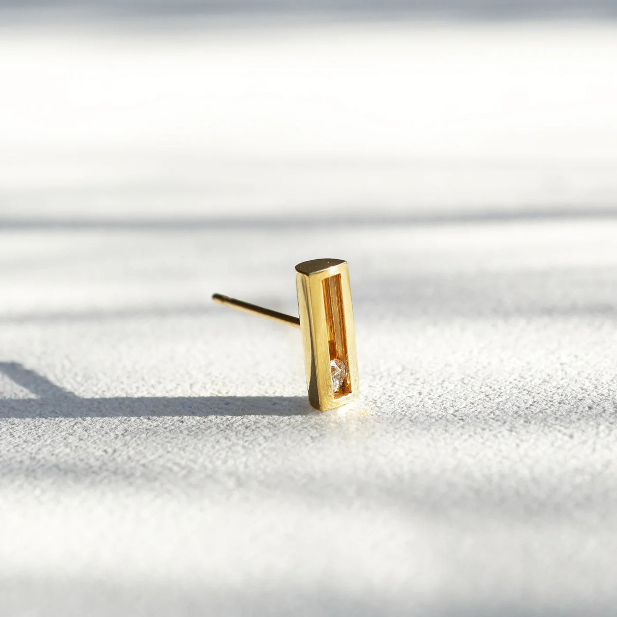 Moving S 18K Gold Ohrring w. Diamant