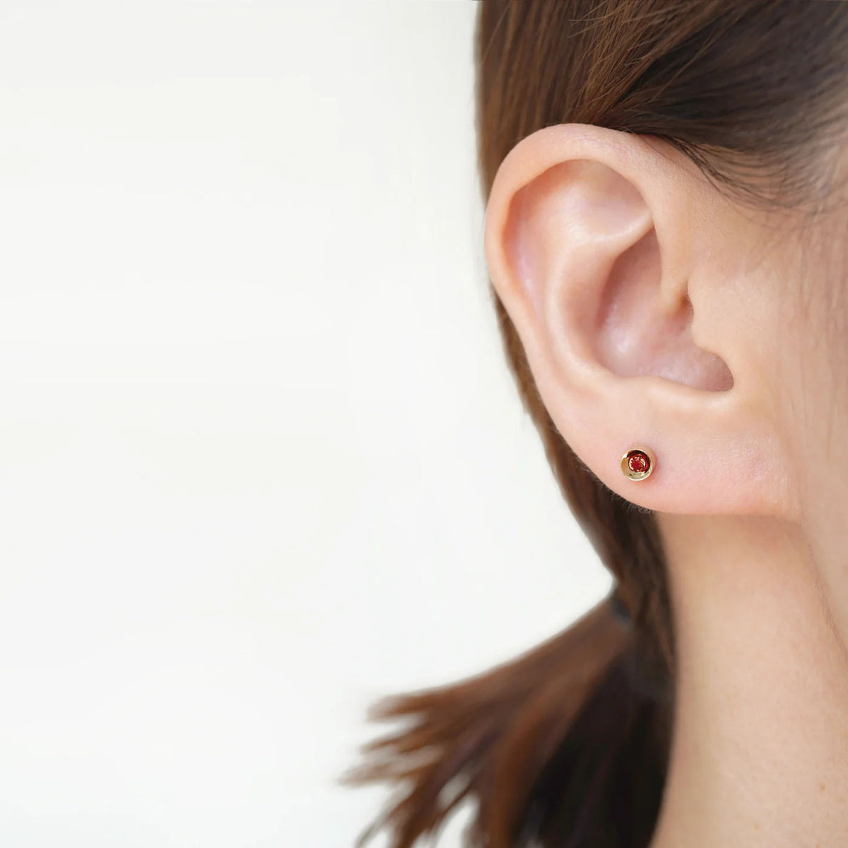 Spot Single 18K & 10K Earring w. 2,5mm Garnet