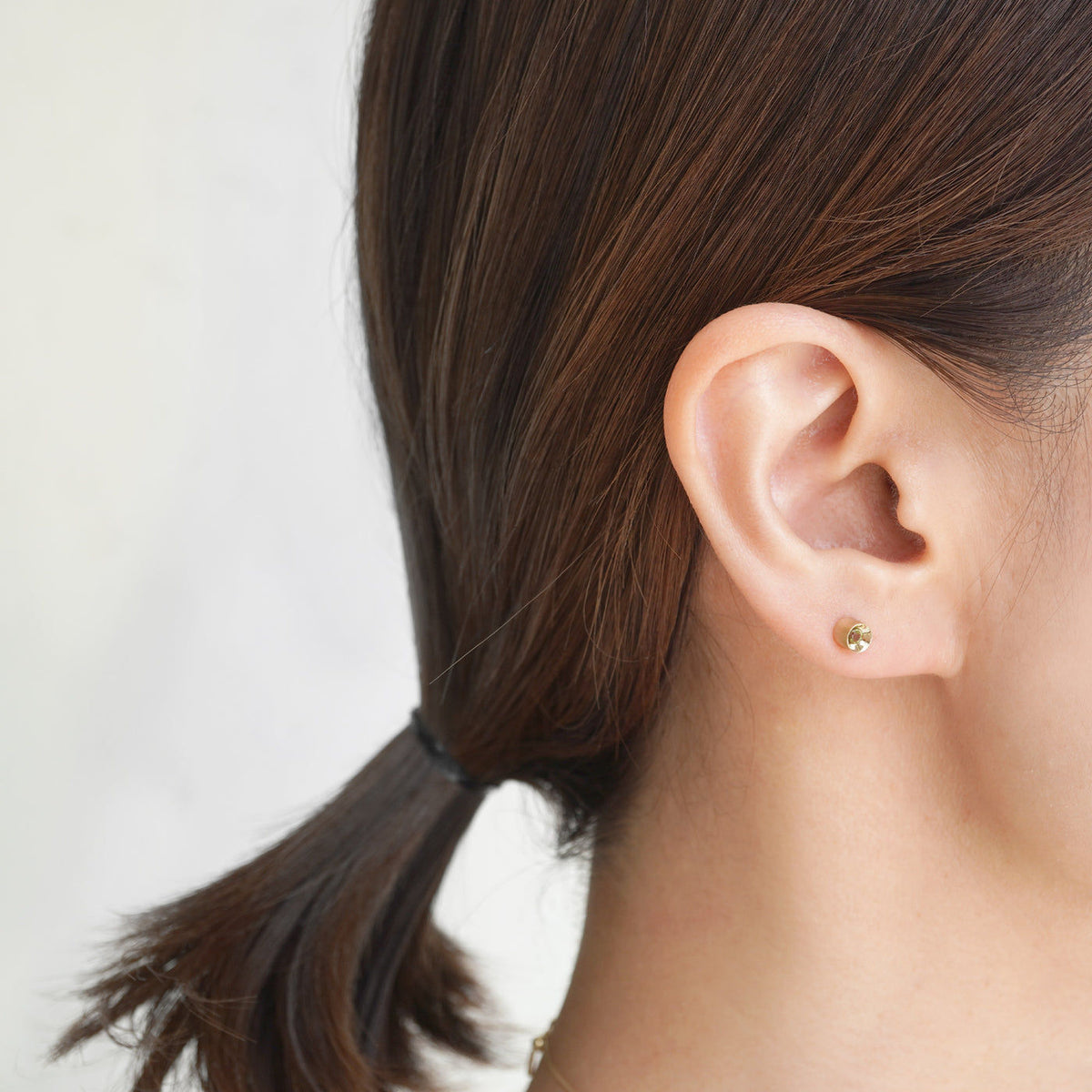 Spot Single 18K & 10K Earring w. 2,5mm Peridot