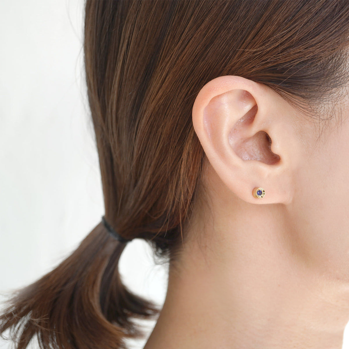 Spot Single 18K & 10K Ørering m. 2,5mm Safir