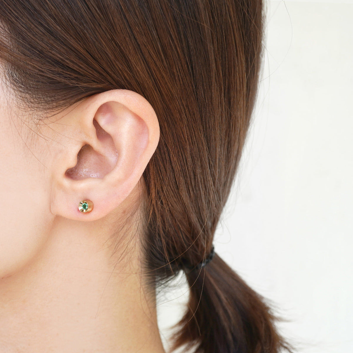 Spot Single 18K & 10K Earring w. 3mm Emerald