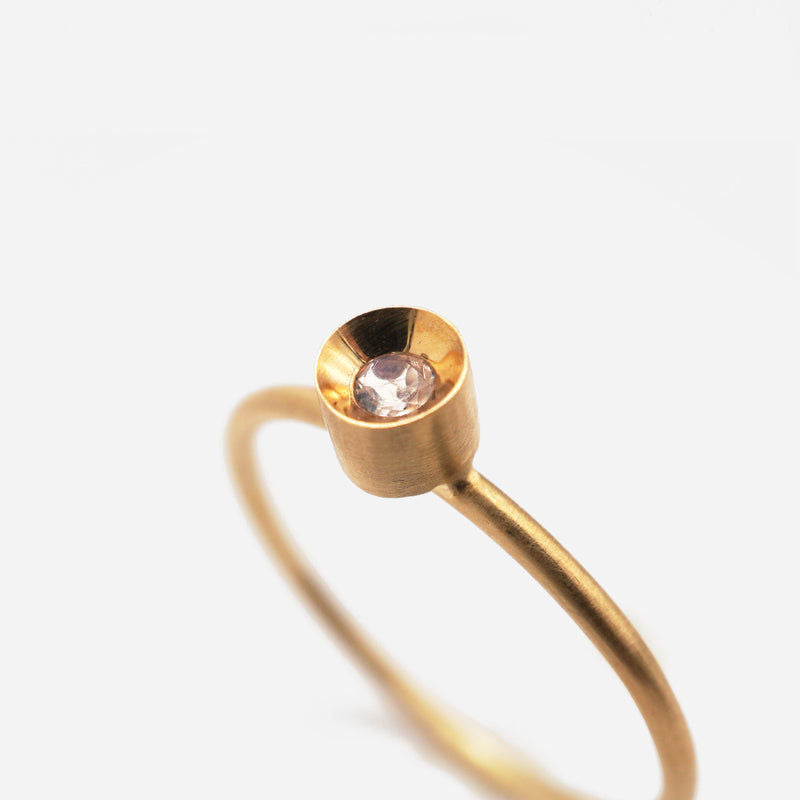 Spot 10k goldener Ring w. Mondstein