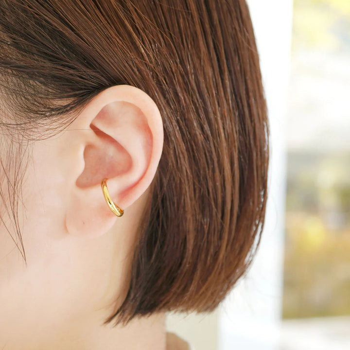 Tip S 18K Gold Ear Cuff w. Diamond