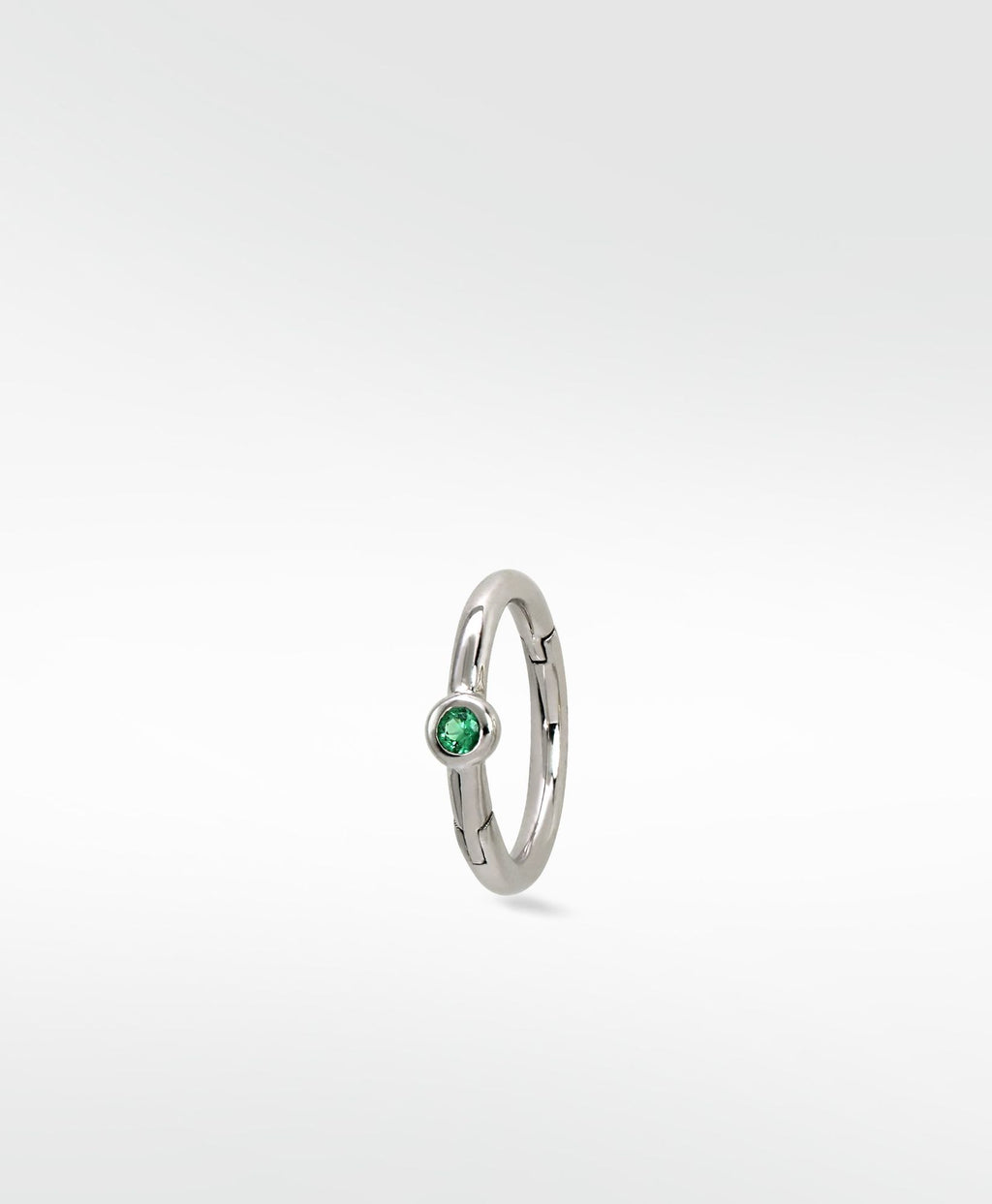 Simple Solitaire 14K Hvidguld Ørering m. Smaragd