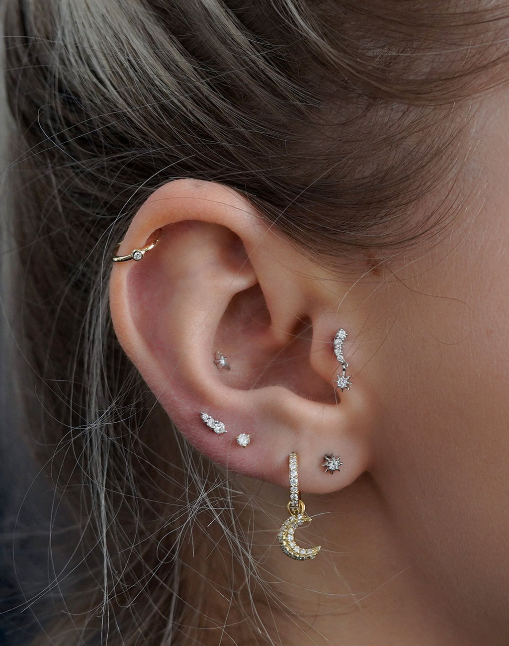 Simple Solitaire 14K Hvidguld Ørering m. Smaragd