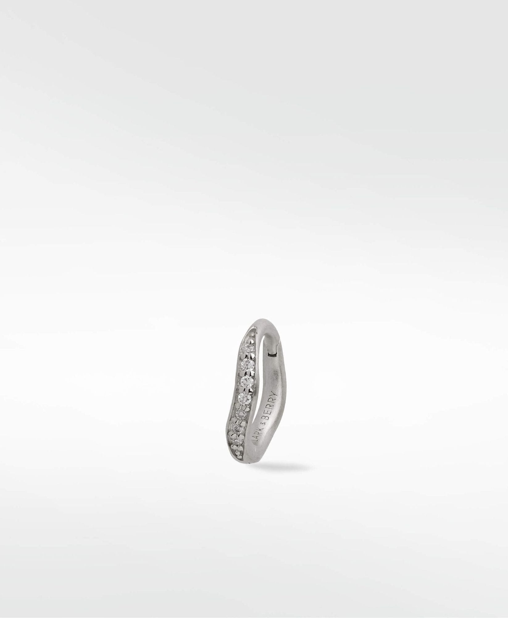 Dune Medium Brushed 14K Whitegold Earring w. Lab-Grown Diamonds