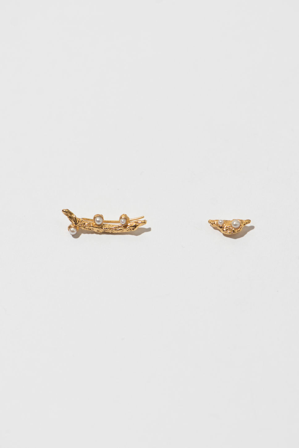 The Organic set 2 18K Gold Plated Studs w. Pearls