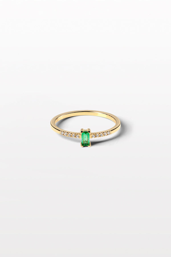 2. 1 06 18K Gold Ring w. Diamond & Emerald