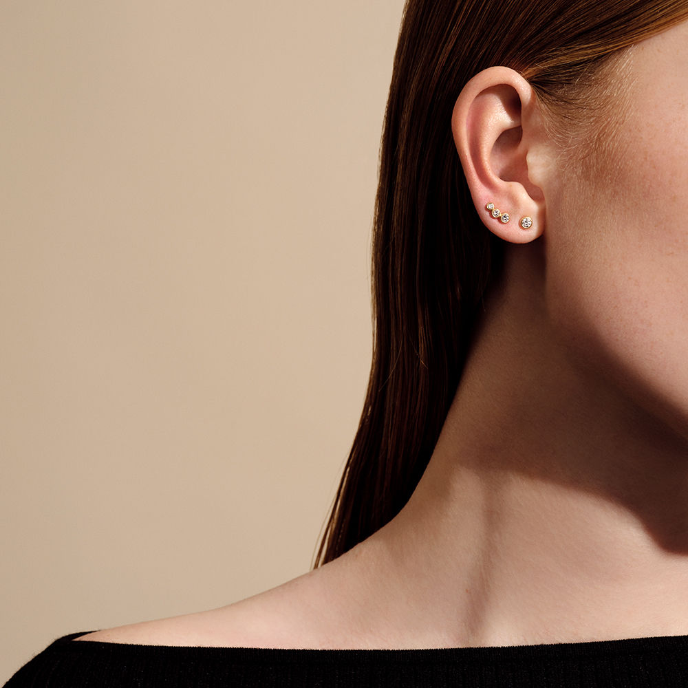 Luster 18K Gold Studs w. Diamonds