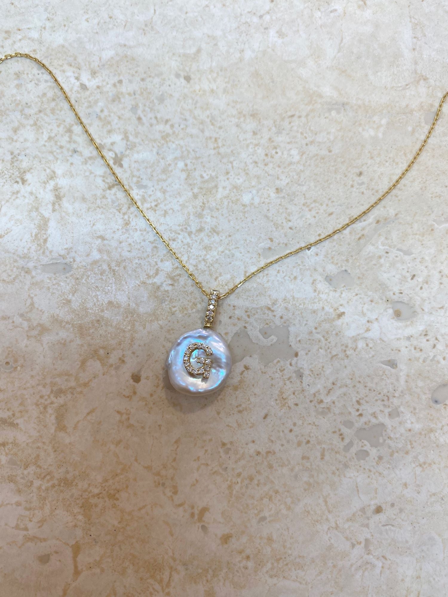 Diamant anfänglicher Blütenblatt 18K Gold Charme Halskette