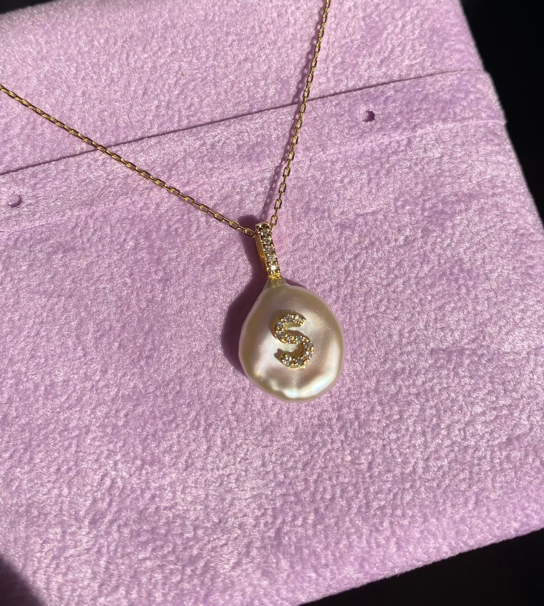 Diamant anfänglicher Blütenblatt 18K Gold Charme Halskette