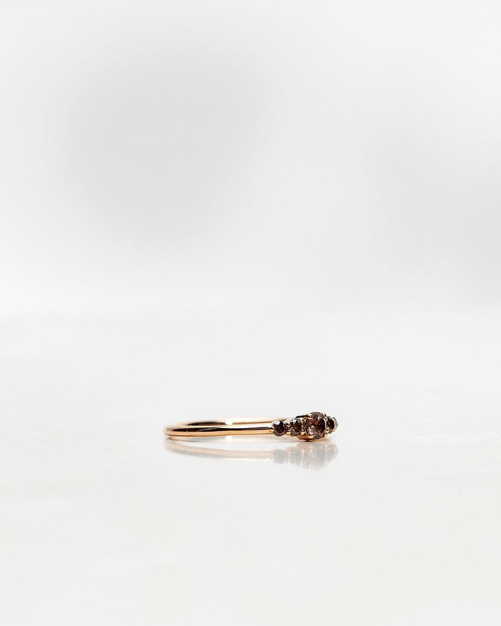 Mini Elise 18K Gold, Whitegold oder Rosengold Ring w. Dunkle Schokoladendiamanten